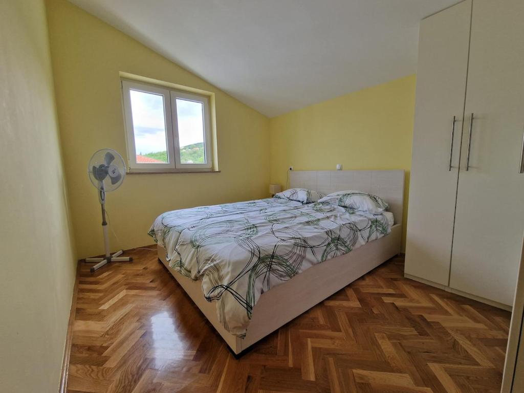 - une chambre avec un lit, une fenêtre et un ventilateur dans l'établissement Blue Horizon - 400m from the Sea!, à Dramalj