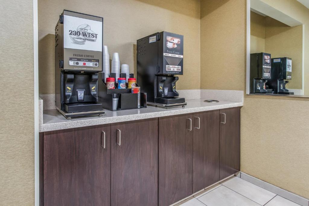 Příslušenství pro přípravu čaje a kávy v ubytování Red Roof Inn Phoenix North - I-17 at Bell Rd