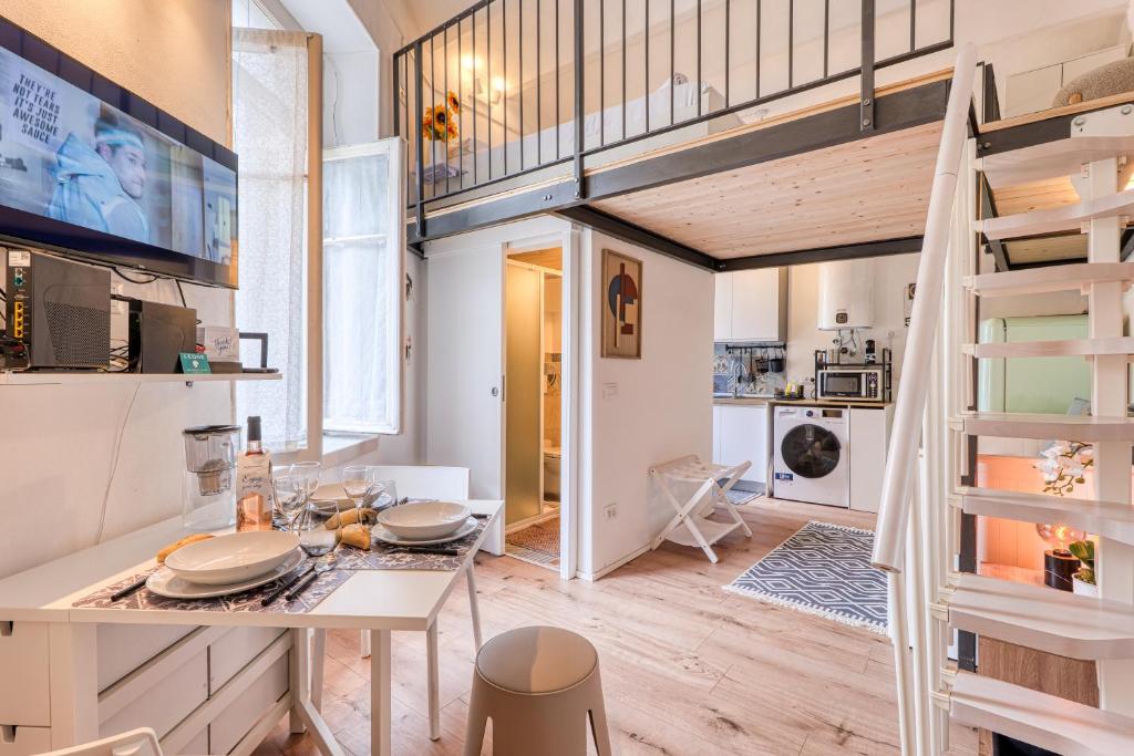 Cet appartement loft dispose d'un escalier et d'un salon. dans l'établissement Maison Brumani - Happy Rentals, à Menton