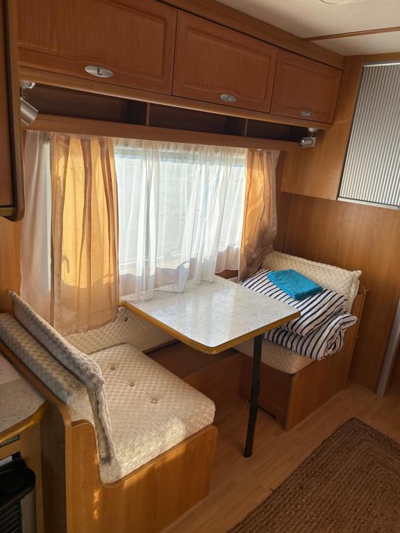 Postel nebo postele na pokoji v ubytování Przyczepy kempingowe Nad Zatoką