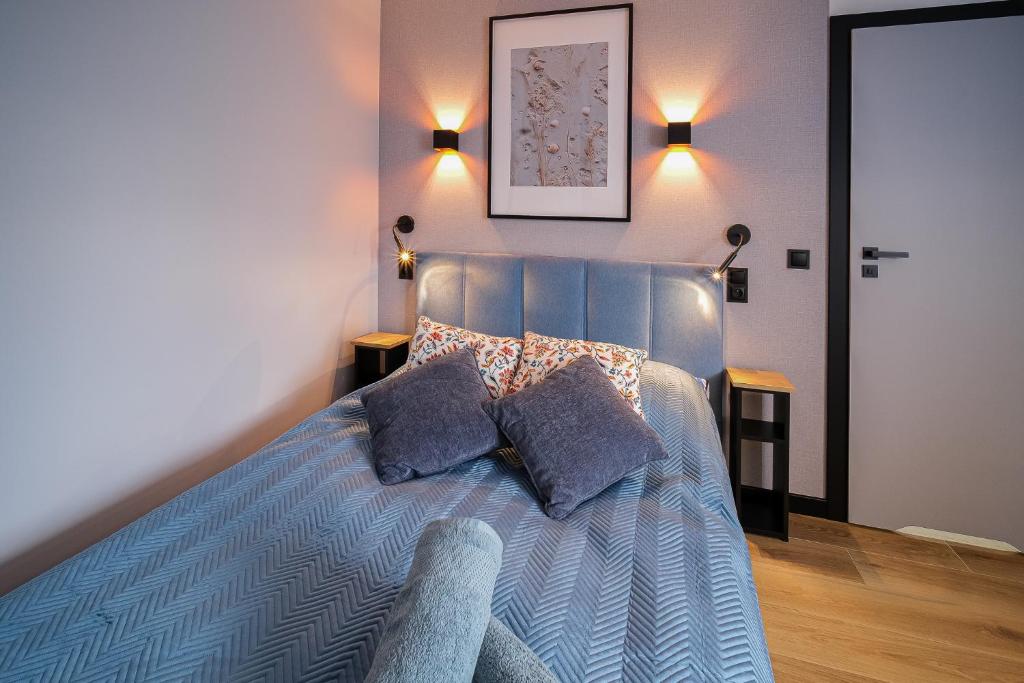 sypialnia z łóżkiem z 2 poduszkami w obiekcie Apartamenty i Pokoje Złotobrzeg w Sarbinowie