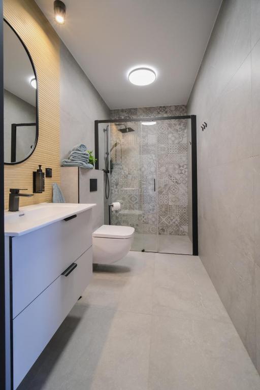 Łazienka w obiekcie Apartamenty i Pokoje Złotobrzeg