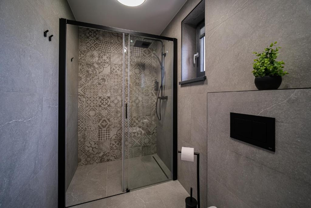 Łazienka w obiekcie Apartamenty i Pokoje Złotobrzeg