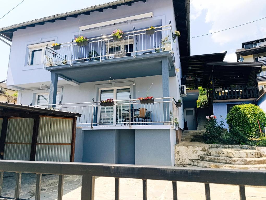 ヤイツェにあるApartman Lavandaの白い家(バルコニー付)