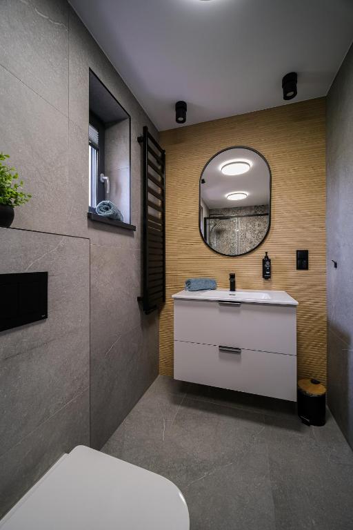 Łazienka w obiekcie Apartamenty i Pokoje Złotobrzeg