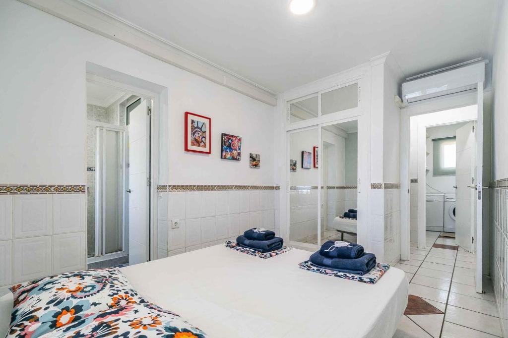 Ένα ή περισσότερα κρεβάτια σε δωμάτιο στο Charming Townhouse in El Faro, Spain, Studding Sea View & Community Pool