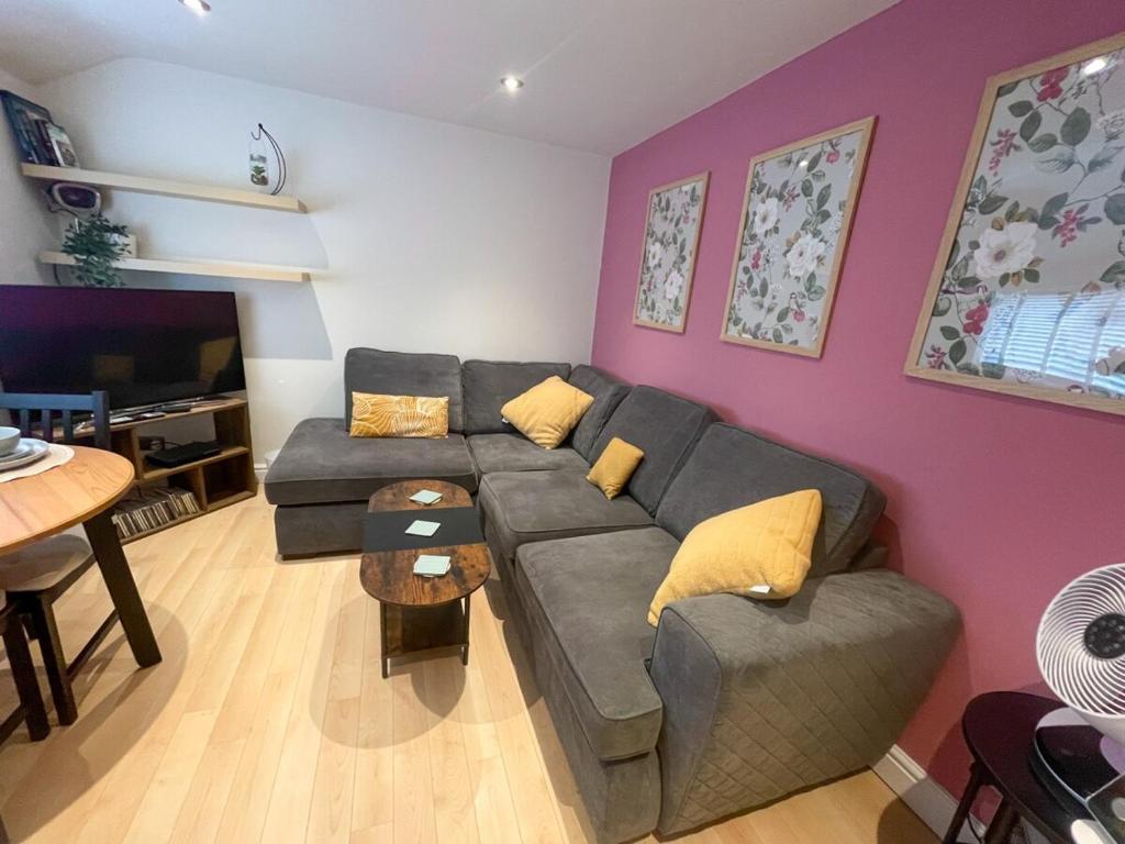 Ruang duduk di Stylish 2 bed Apartment - Walk to Addenbrookes