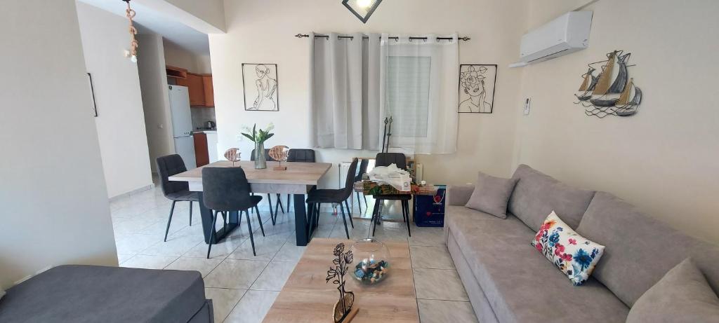 una sala de estar con un sofá y una mesa en Harmony 2, en Artemida