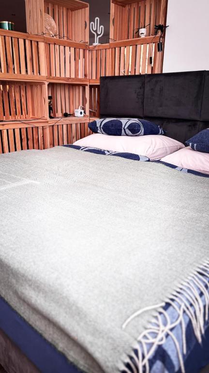 Postel nebo postele na pokoji v ubytování Remote Work Friendly Zahradní apartmán u jezera