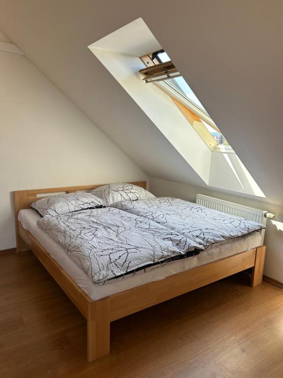 Postel nebo postele na pokoji v ubytování Spacious Budweis Nature Apartment