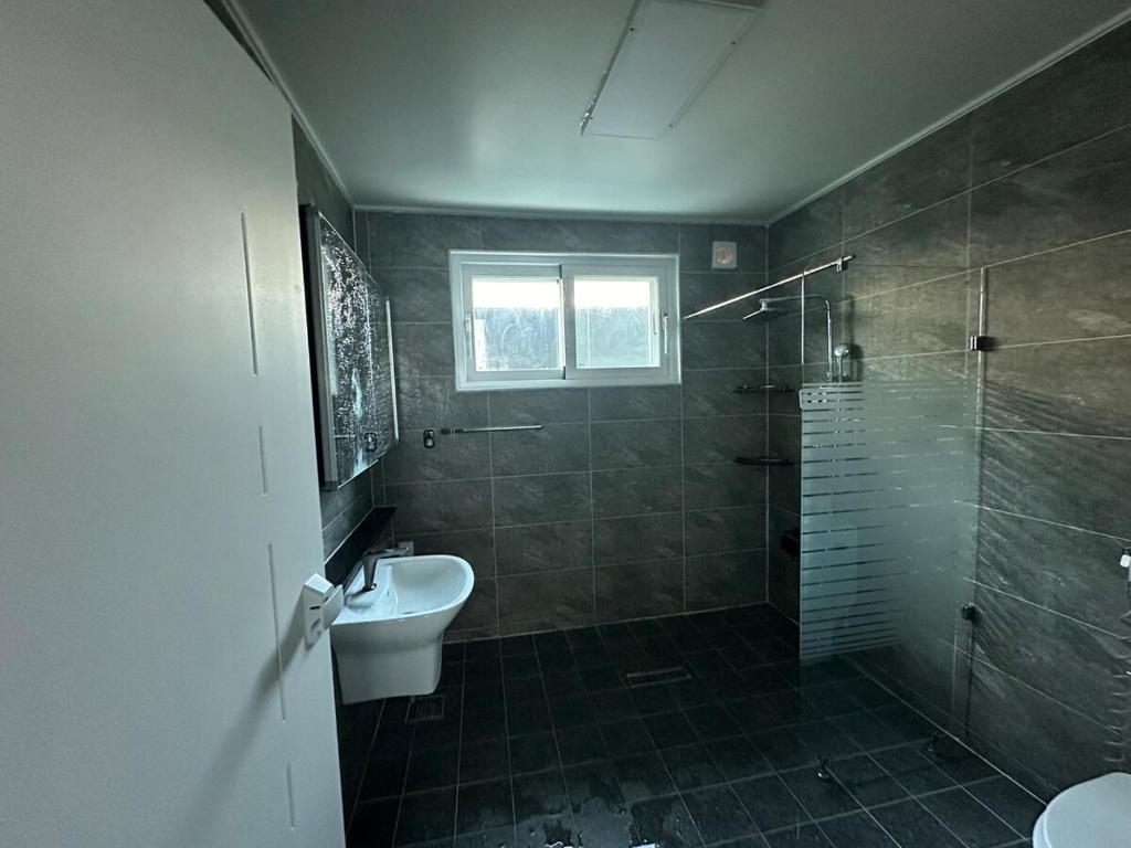 Un baño con ducha, inodoro y lavabo. en Laon Haje, Joyful Tomorrow, en Buyeo