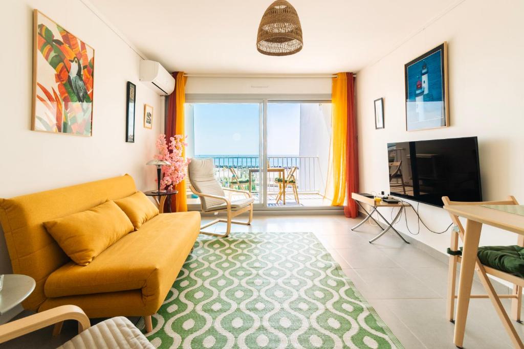 un salon avec un canapé et une télévision dans l'établissement Nouveau T2 Horizon Vue Mer Palavas, à Palavas-les-Flots