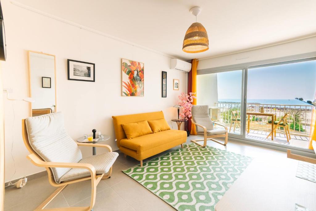 ein Wohnzimmer mit Couch und Stühlen in der Unterkunft Nouveau T2 Horizon Vue Mer Palavas in Palavas-les-Flots