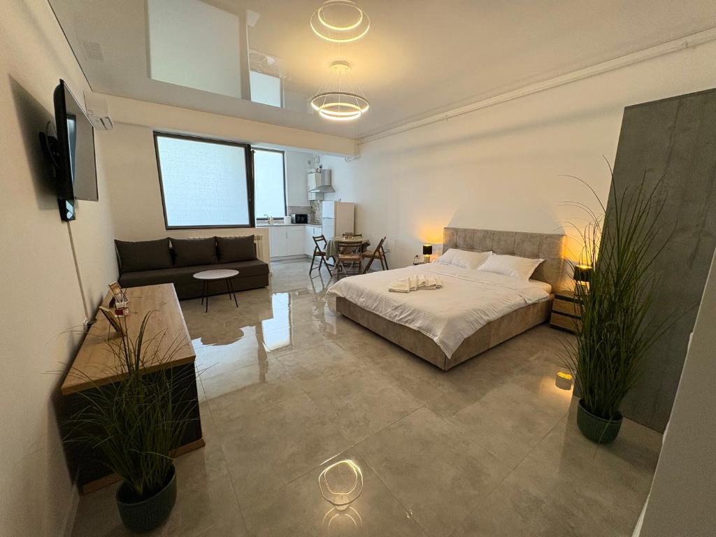 a bedroom with a bed and a living room at Studio 616 SunnyVibes in Mamaia Nord