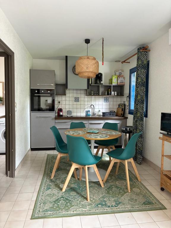 Kuchyň nebo kuchyňský kout v ubytování Gîte Maez 4 pers 29450 sizun