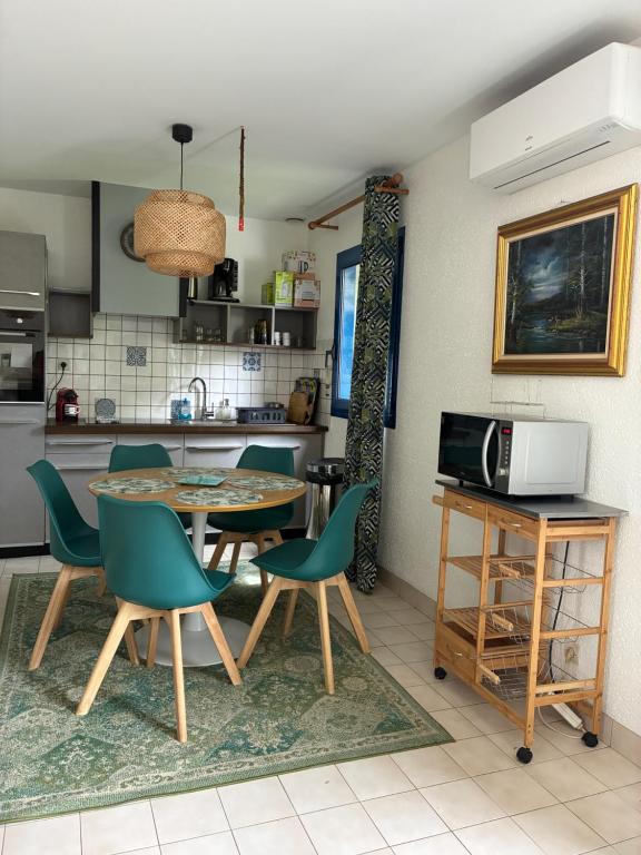 Kuchyň nebo kuchyňský kout v ubytování Gîte Maez 4 pers 29450 sizun