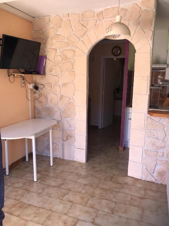 TV a/nebo společenská místnost v ubytování Le Mieukerien - Réserve africaine