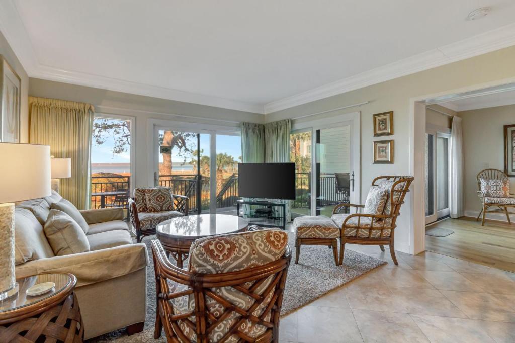 salon z kanapą i telewizorem w obiekcie 1885 Beachside Tennis at The Sea Pines Resort w mieście Hilton Head Island