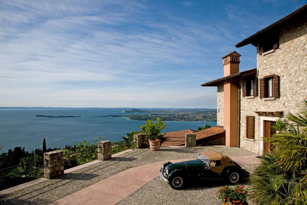 a green car parked on the side of a building at Dimora Bolsone in Gardone Riviera