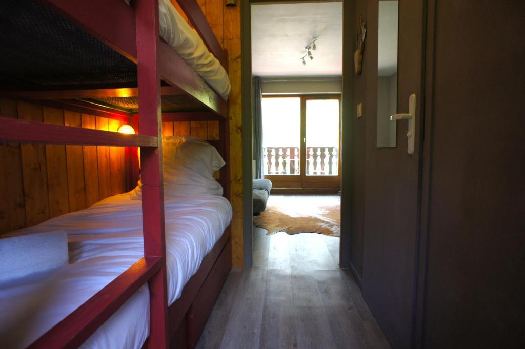 Postel nebo postele na pokoji v ubytování Cozy studio between the lake and the mountain