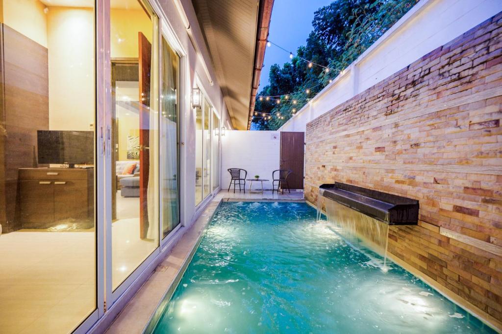 ein Swimmingpool mitten in einem Haus in der Unterkunft The Ville Jomtien Pool Villa in Jomtien Beach