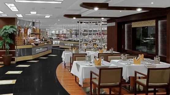 Restaurace v ubytování فيلا خاصة في آي بي إطلالة على الحرم - و عنوانها أبراج مكة