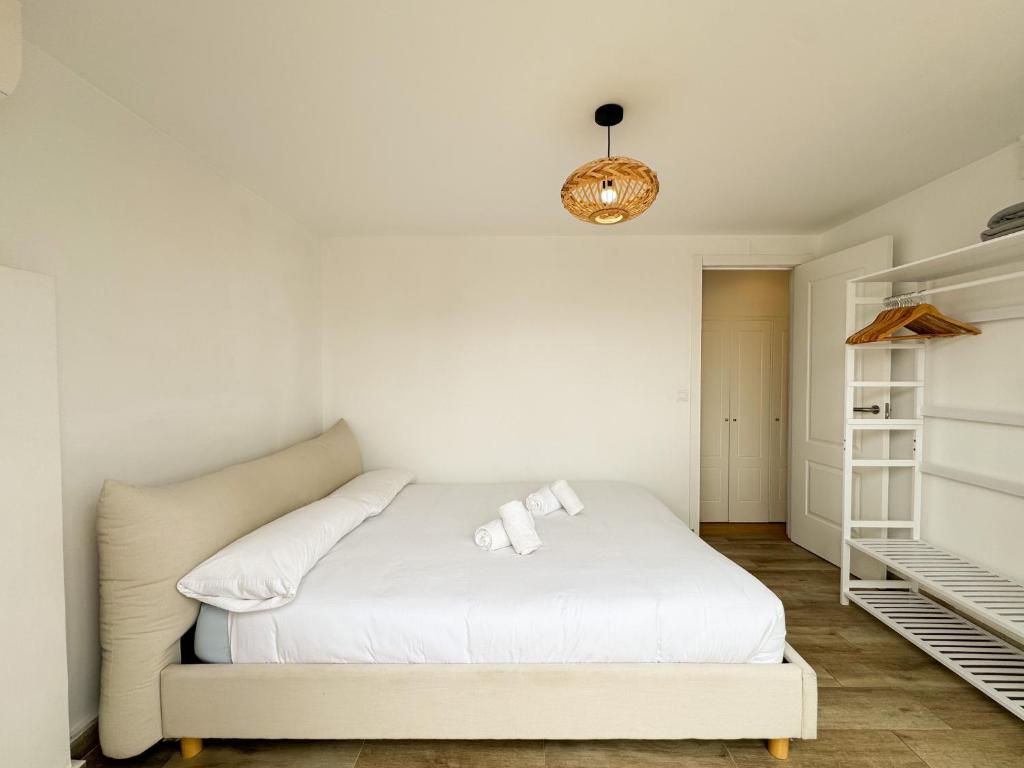 A bed or beds in a room at Increible atico con terraza en el centro de Valencia