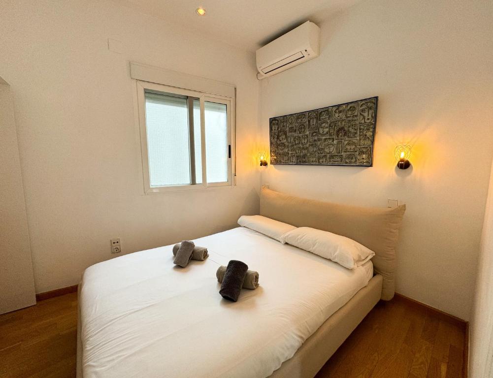 A bed or beds in a room at Increible atico con terraza en el centro de Valencia
