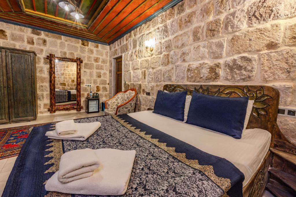 Postel nebo postele na pokoji v ubytování Kayatas Cave Suites