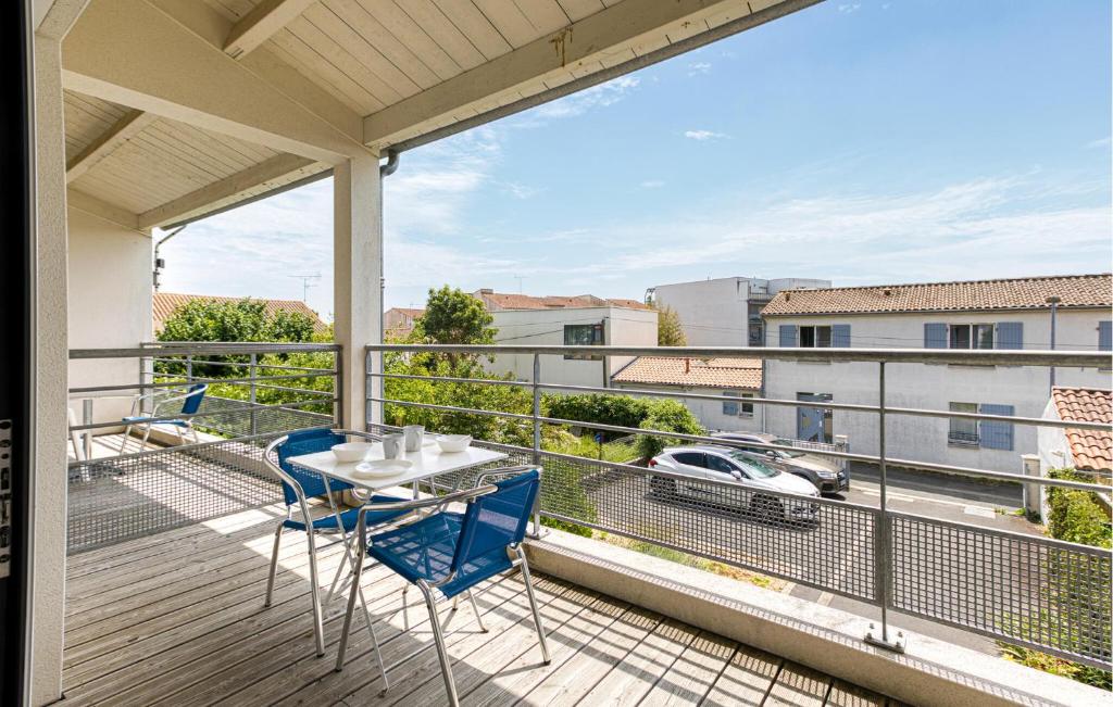 un balcon avec une table et des chaises et une vue dans l'établissement Appartement Proche Plage, à La Rochelle