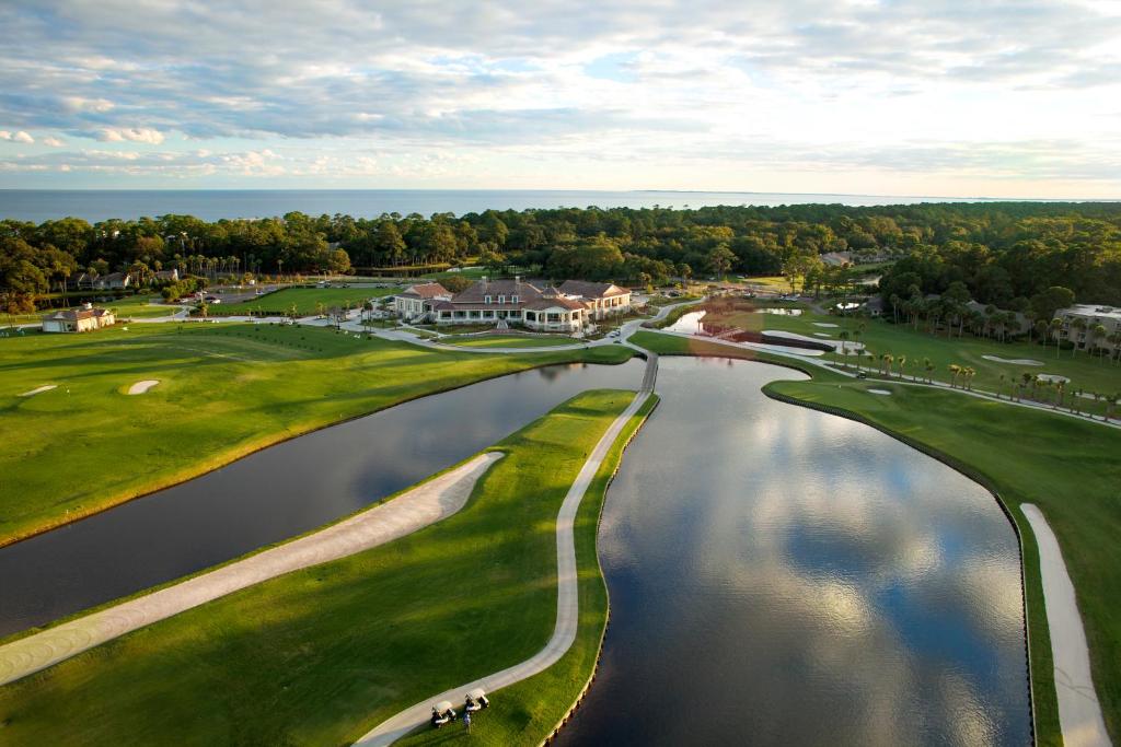 widok z lotu ptaka na pole golfowe z mostem nad rzeką w obiekcie 1835 Beachside Tennis at The Sea Pines Resort w mieście Hilton Head Island