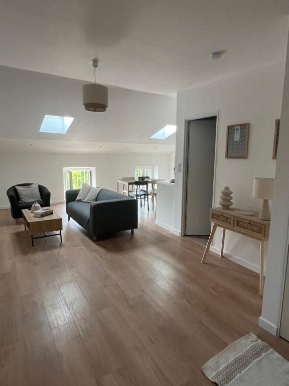 un salon avec un canapé et une table dans l'établissement Appartement hyper centre-ville, à Vaison-la-Romaine