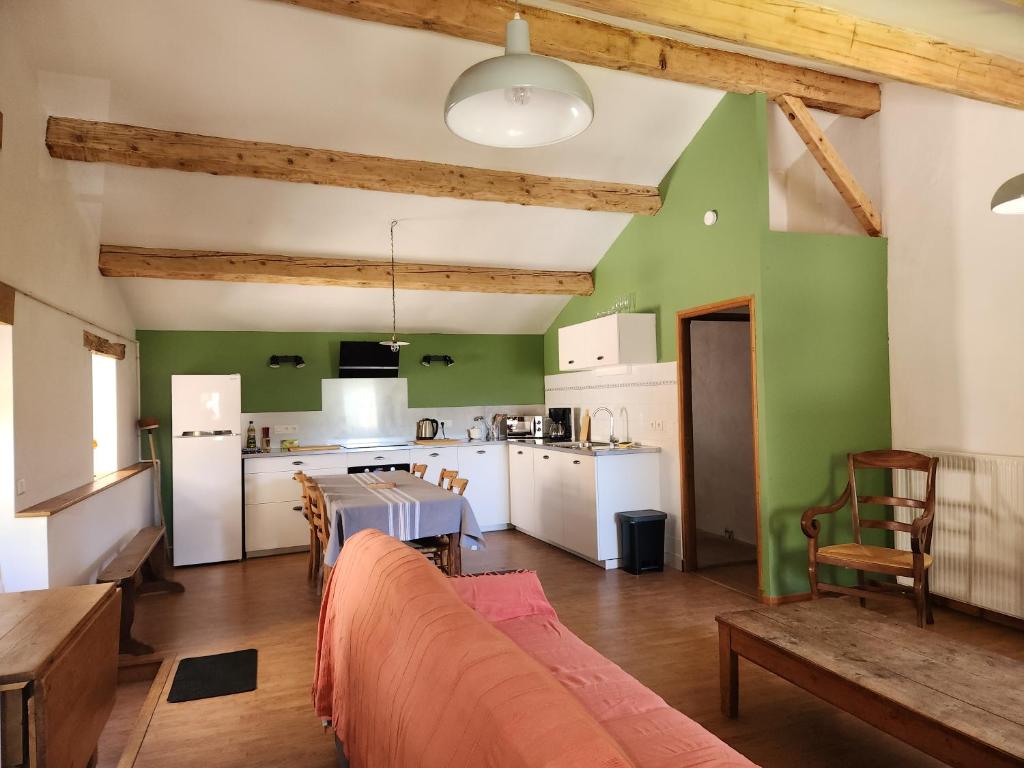 Kuchyň nebo kuchyňský kout v ubytování Gîte de la Murette