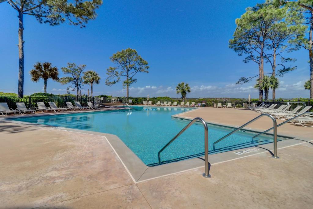 basen z leżakami i drzewami w obiekcie 1852 Beachside Tennis at The Sea Pines Resort w mieście Hilton Head Island