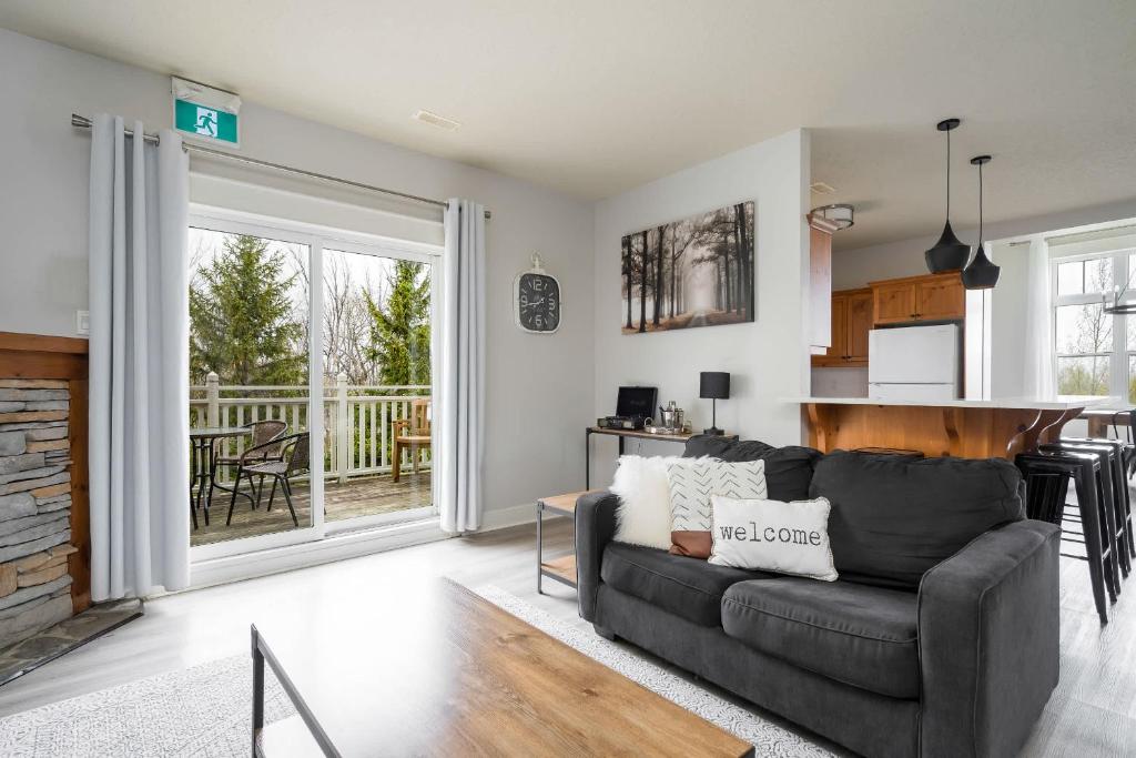 Posezení v ubytování Beautiful & Bright 3 Bed Townhome Near Village