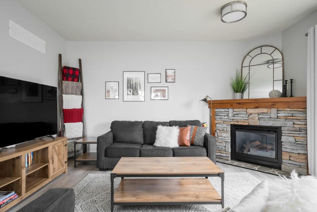 TV a/nebo společenská místnost v ubytování Beautiful & Bright 3 Bed Townhome Near Village