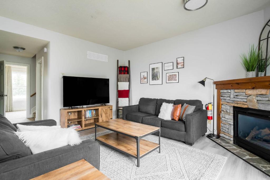 TV a/nebo společenská místnost v ubytování Beautiful & Bright 3 Bed Townhome Near Village