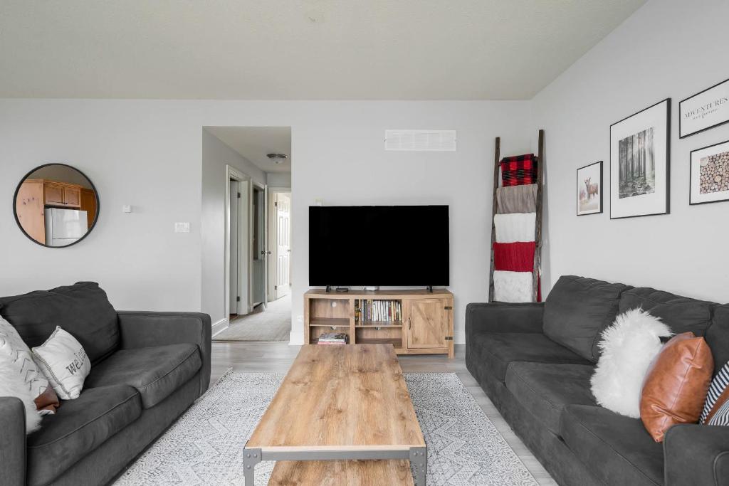 TV a/nebo společenská místnost v ubytování Beautiful & Bright 3 Bed Townhome Near Village