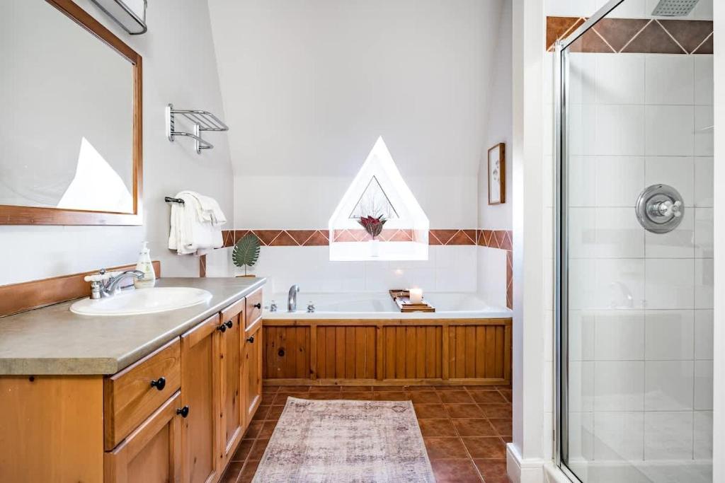 Koupelna v ubytování Beautiful & Bright 3 Bed Townhome Near Village