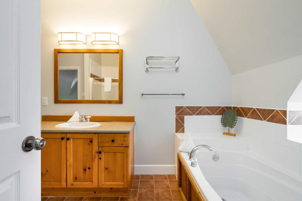 Koupelna v ubytování Beautiful & Bright 3 Bed Townhome Near Village