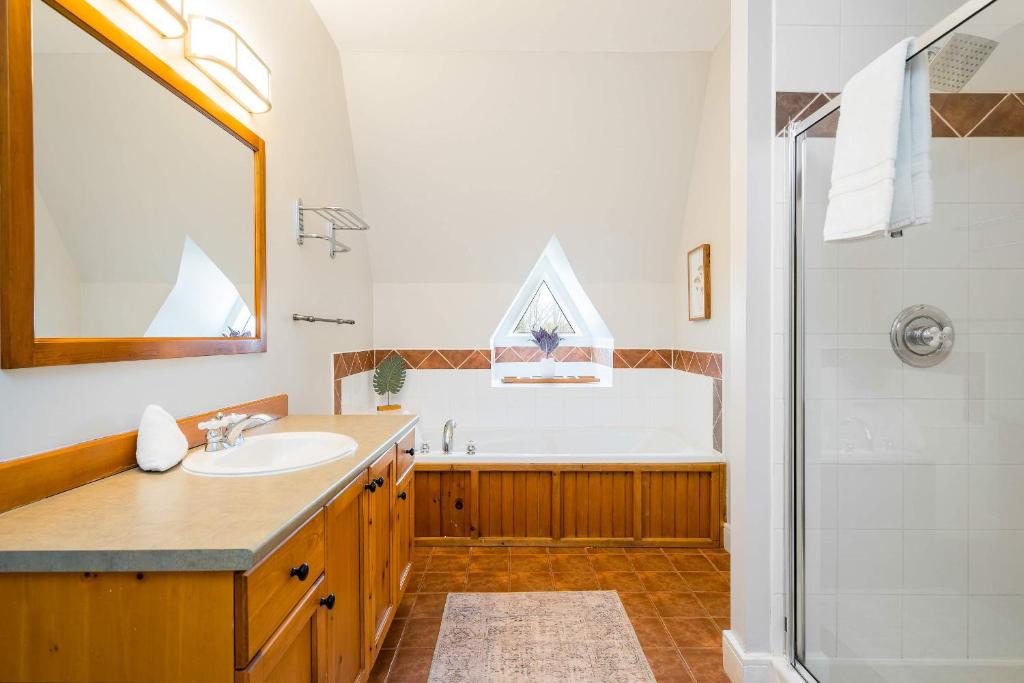 Postel nebo postele na pokoji v ubytování Beautiful & Bright 3 Bed Townhome Near Village