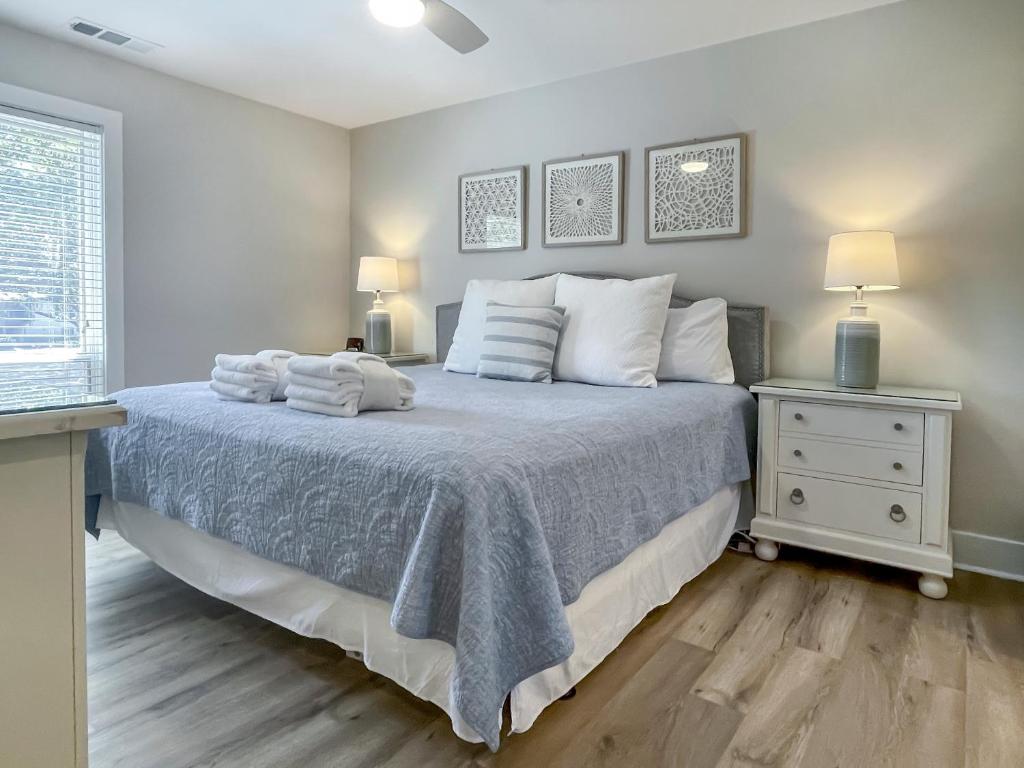 ein Schlafzimmer mit einem Bett mit zwei Nachttischen und zwei Lampen in der Unterkunft 852 Ketch Court at The Sea Pines Resort in Hilton Head Island