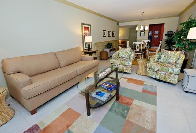 ein Wohnzimmer mit einer Couch und zwei Sesseln in der Unterkunft 928 Cutter Court at The Sea Pines Resort in Hilton Head Island