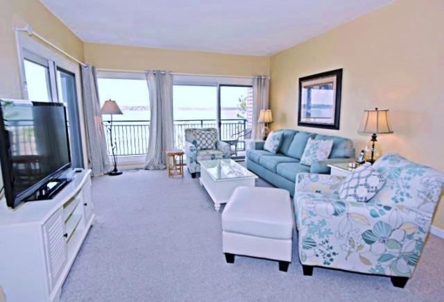 un salon avec un canapé et une télévision dans l'établissement 1892 Beachside Tennis at The Sea Pines Resort, à Île de Hilton-Head