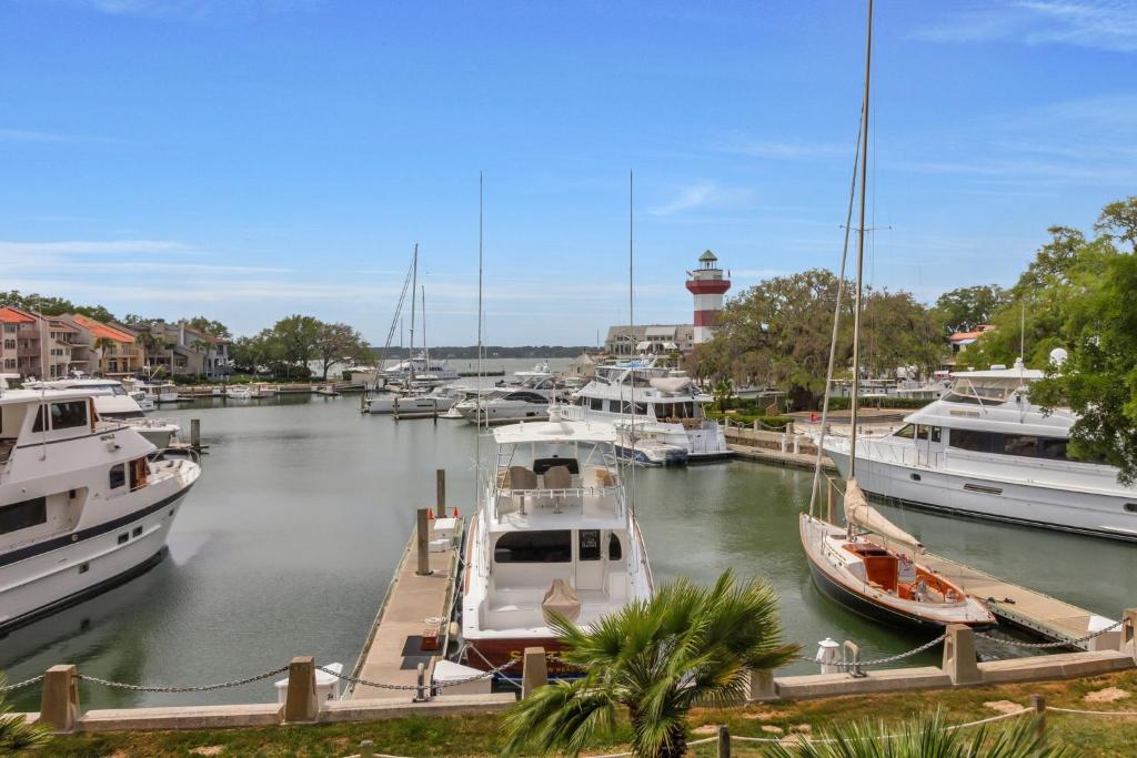 eine Gruppe von Booten, die in einem Yachthafen angedockt sind in der Unterkunft 854 Ketch Court at The Sea Pines Resort in Hilton Head Island