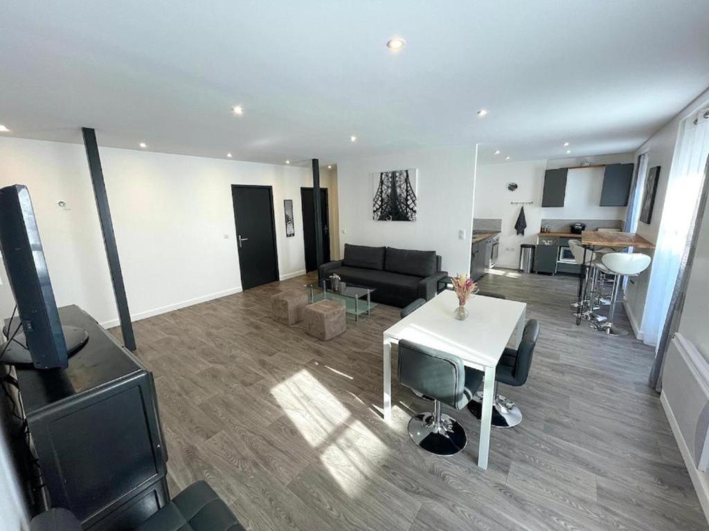 un salon avec un canapé et une table dans l'établissement Dolaizon T3 - 70 m2 - 2 bedrooms, au Puy-en-Velay