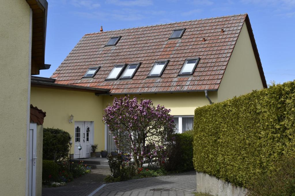 a yellow house with a red roof at Fewo Abendsonne in Ueckeritz