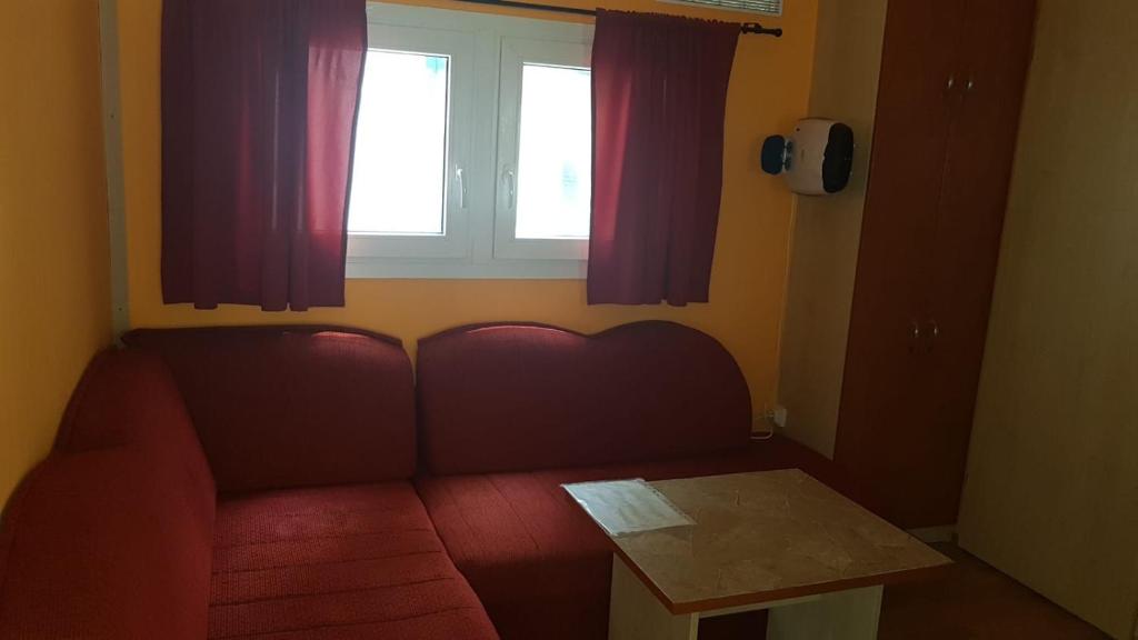 Posezení v ubytování SunVillage Camp- Mobilházak Alsóörsön