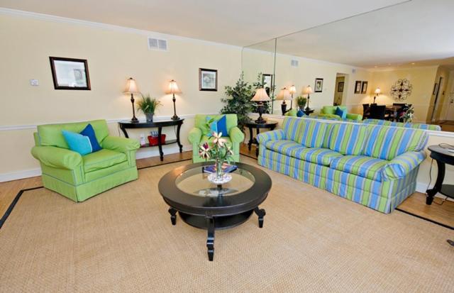 ein Wohnzimmer mit zwei Sofas und einem Tisch in der Unterkunft 903 Cutter Court at The Sea Pines Resort in Hilton Head Island