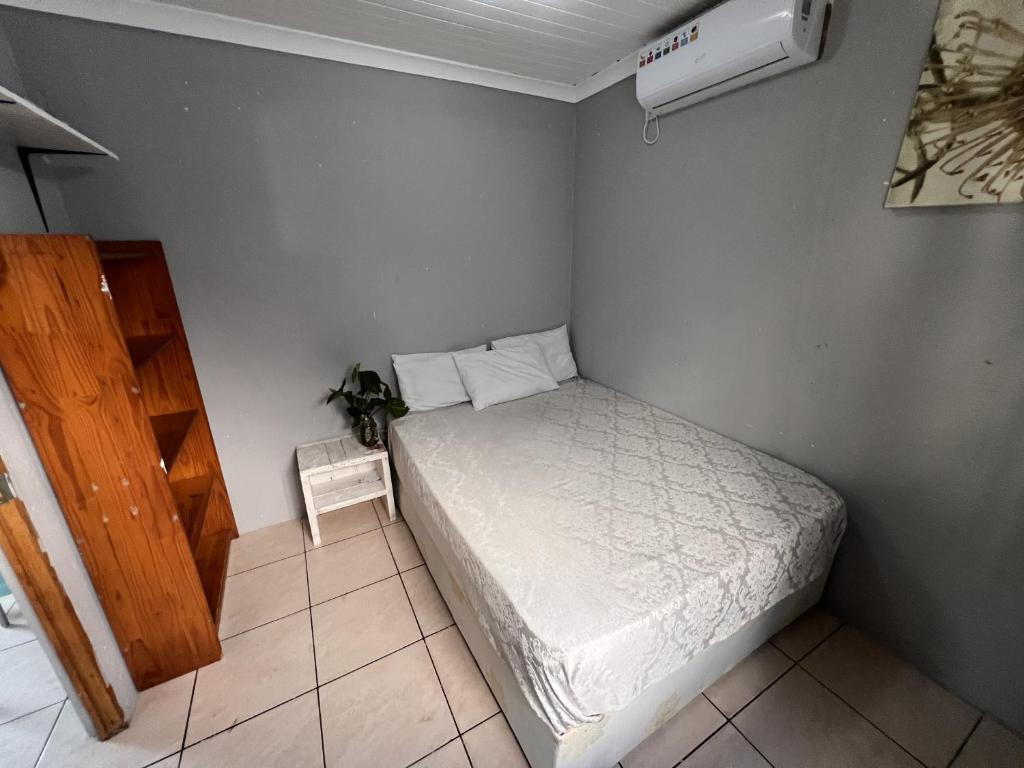 Postel nebo postele na pokoji v ubytování Moz-Tree Inn